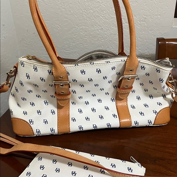 Dooney & Bourke White and Brown Logo satchel - Picture 3 of 15